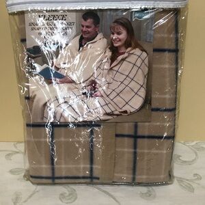 SNAP SNUG WEARABLE BLANKET